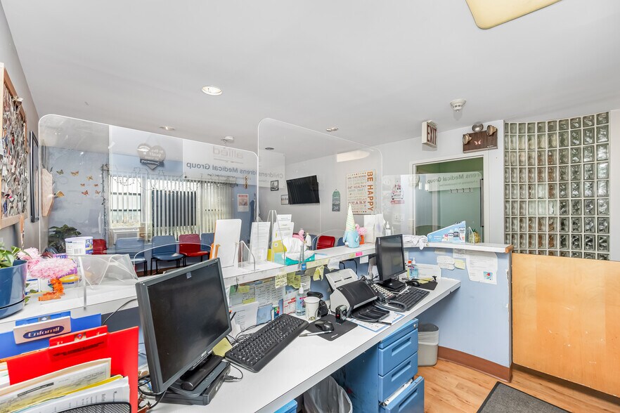 More Photos Of 2611 Corporal Kennedy St, Bayside Office For Sale