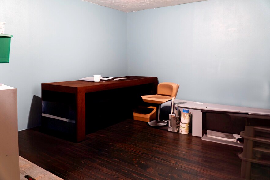 More Photos Of 120 N Main St, Yale Light Manufacturing For Sale