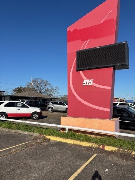 More Photos Of 915 Spencer Hwy, South Houston Auto Dealership For Lease