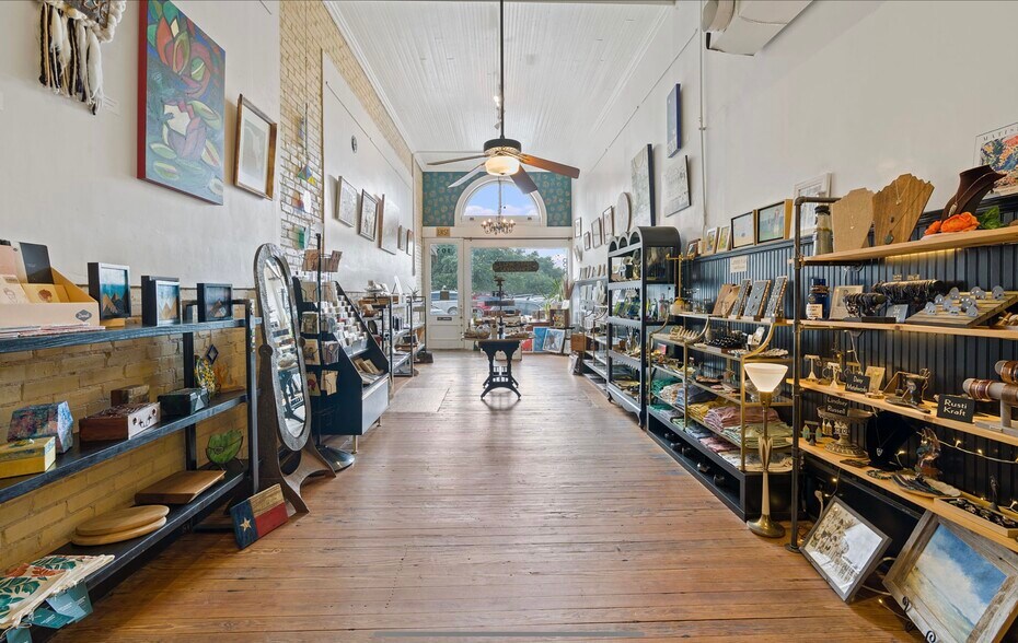 More Photos Of 105 E San Antonio St, Lockhart Storefront Retail Office For Sale
