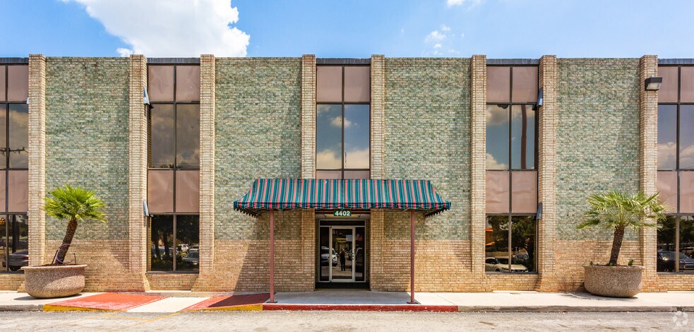 More Photos Of 4400-4402 Vance Jackson Rd, San Antonio Office For Lease