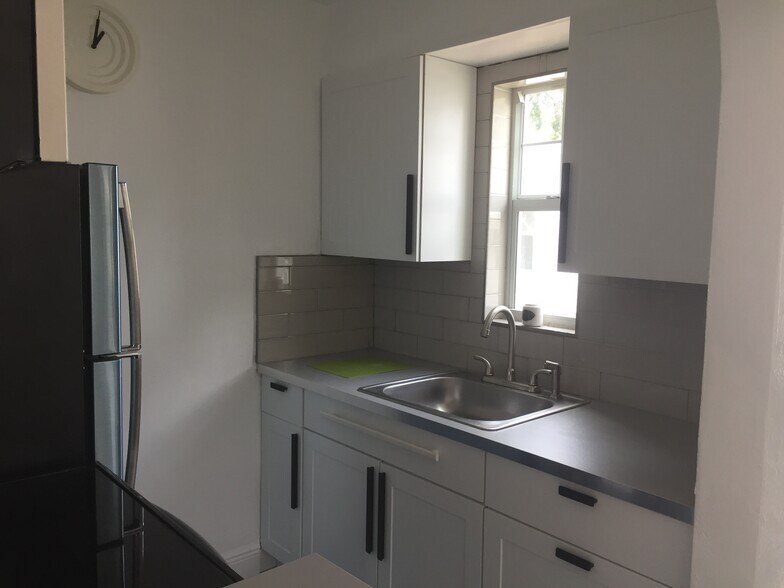 More Photos Of 1933 Dewey St, Hollywood Apartments For Sale