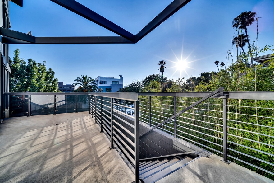 More Photos Of 1447 11th St, Santa Monica Office Residential For Lease