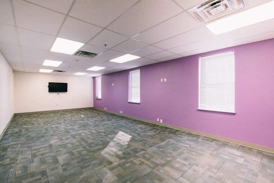 More Photos Of 401 Bolivar St, Denton Office For Sale