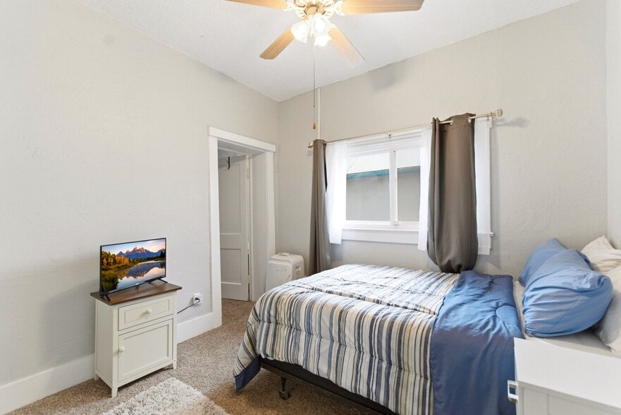 More Photos Of 615 Keleher Ave NW, Albuquerque Flex For Sale