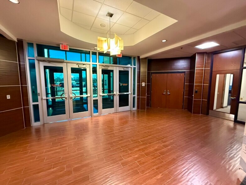More Photos Of 244 S Gateway Pl, Jenks Office For Lease