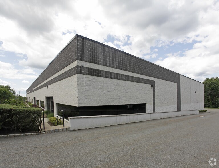 More Photos Of 28 Industrial Dr, Middletown Warehouse For Lease