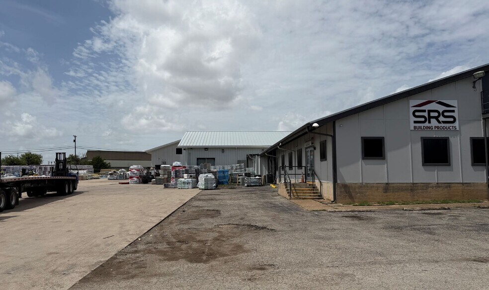 More Photos Of 1821 Central Commerce Ct, Round Rock Unknown For Lease