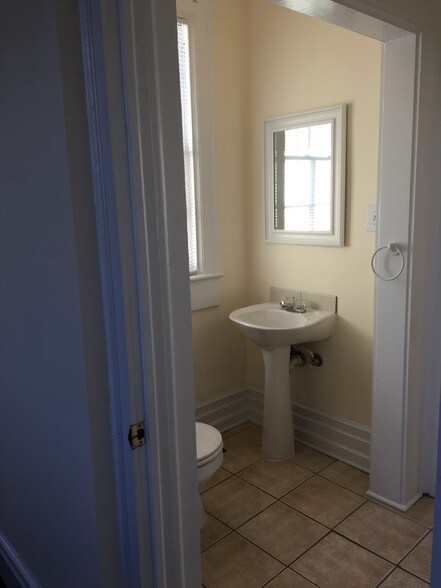 More Photos Of 1821 Cumberland Ave, Charlotte Medical For Lease