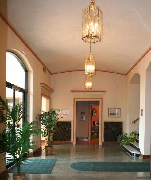 More Photos Of 524 W Stephenson St, Freeport Office For Sale