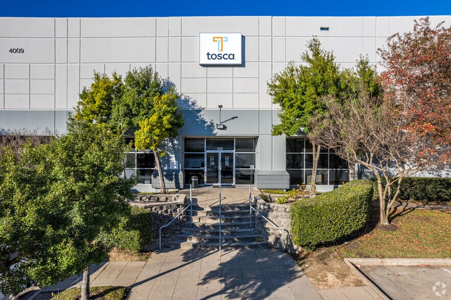 More Photos Of 4009 Distribution Dr, Garland Warehouse For Lease