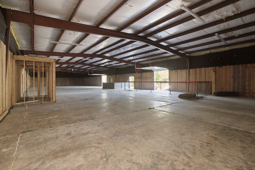 More Photos Of 1398 S Valley Rd, West Plains General Retail For Sale