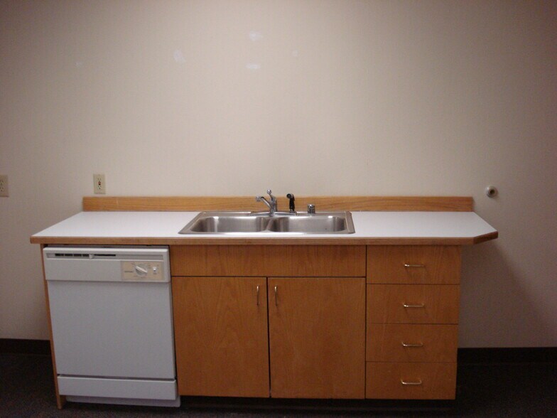 More Photos Of 2221 E Northern Lights Blvd, Anchorage Office For Lease