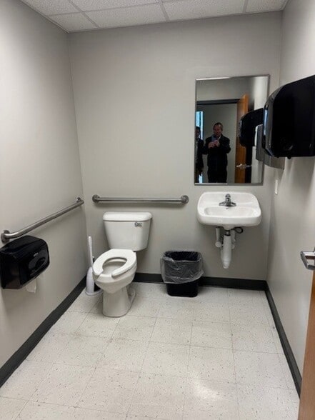 More Photos Of 404 Chicago Dr, Fayetteville Flex For Lease