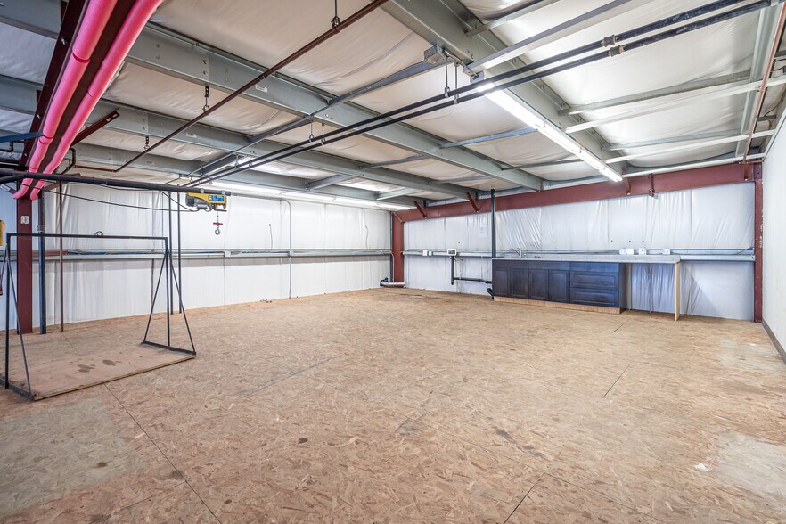 More Photos Of 4807 40 Av, Lloydminster Warehouse For Lease