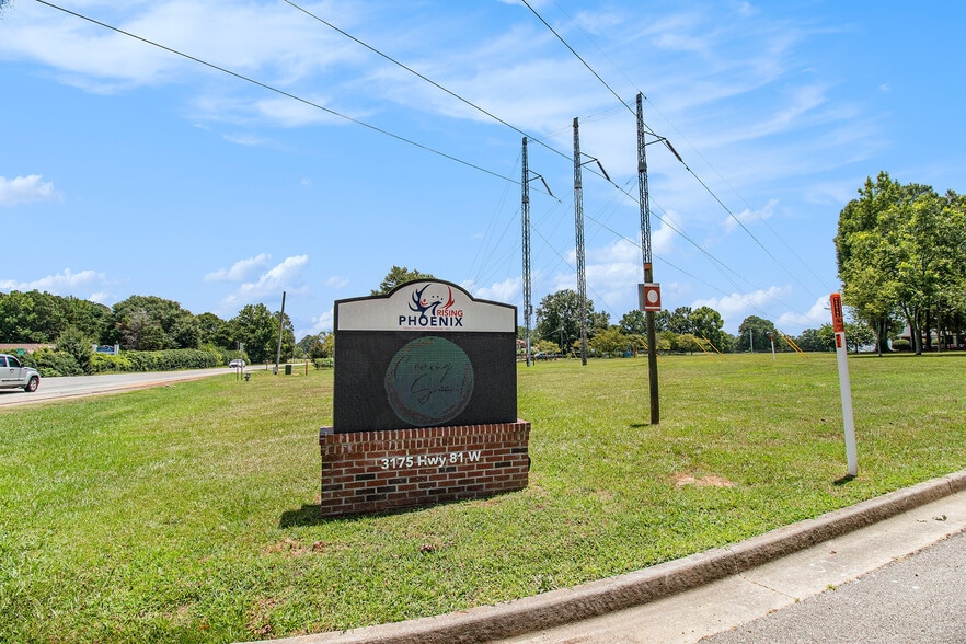 More Photos Of 3175 Highway 81 W, Hampton Storefront Retail Office For Lease