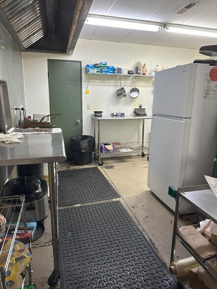 More Photos Of 418 1st St, Glasgow Bar For Sale