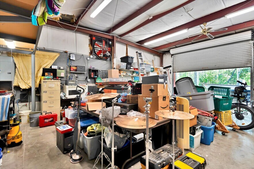 More Photos Of 3300 E Moody Blvd, Bunnell Light Manufacturing For Sale