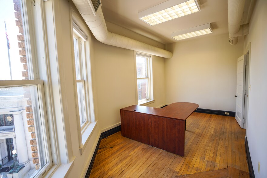 More Photos Of 5 S Market St, Frederick Storefront Retail Office For Lease