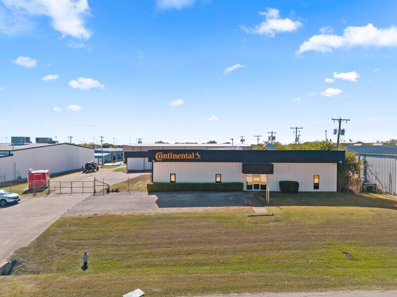 More Photos Of 1200 N Commercial Blvd, Arlington Warehouse For Lease