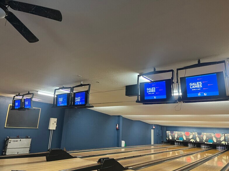 More Photos Of 16902 S Davis St, Galesville Bowling Alley For Sale