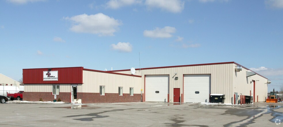 Primary Photo Of 2605 S Casaloma Dr, Appleton Service For Sale