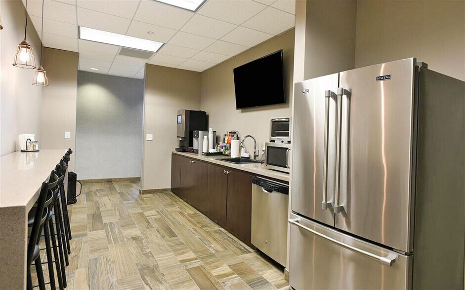 More Photos Of 1901 N Roselle Rd, Schaumburg Coworking Space