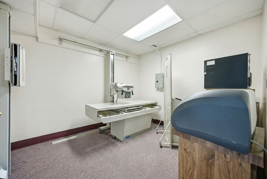More Photos Of 1811 Bayshore Gardens Pky, Bradenton Medical For Sale