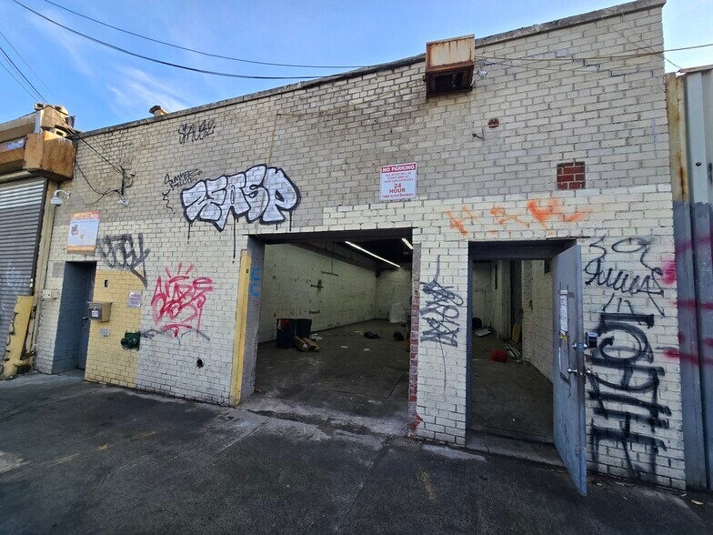 Primary Photo Of 372 Ten Eyck St, Brooklyn Warehouse For Lease
