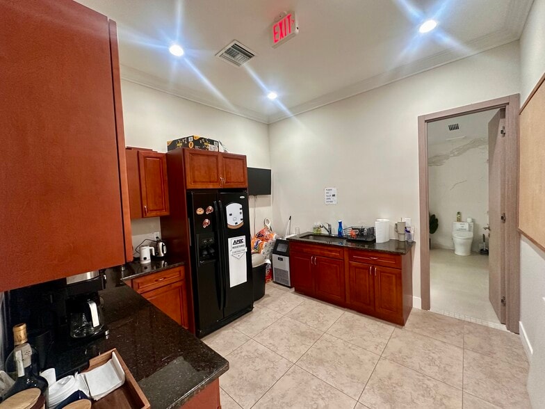 More Photos Of 5731 NE 14th Ave, Fort Lauderdale Warehouse For Lease