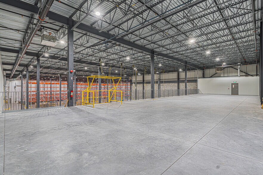 More Photos Of 210-250 St Jean-Coutu, Varennes Distribution For Lease