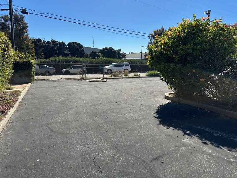 More Photos Of 1450 E Thompson Blvd, Ventura Freestanding For Lease