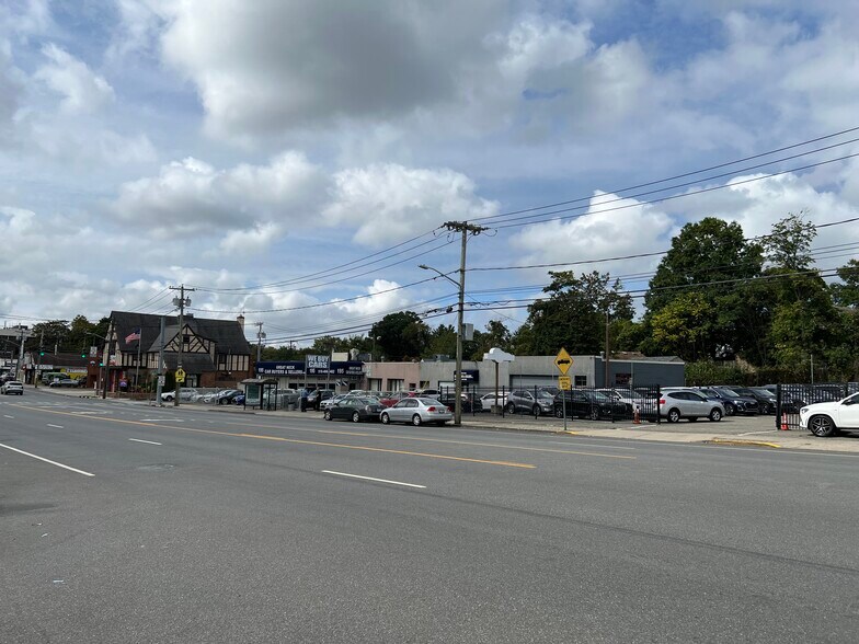More Photos Of 195 Northern Blvd, Great Neck Auto Dealership For Lease