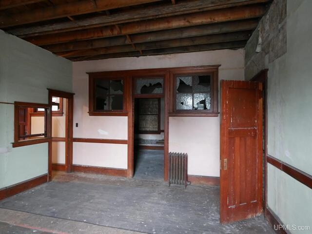 More Photos Of 808 Oak St, Calumet Office For Sale