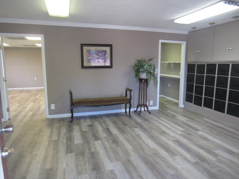 More Photos Of 1802 N Center St, Bonham Office For Sale