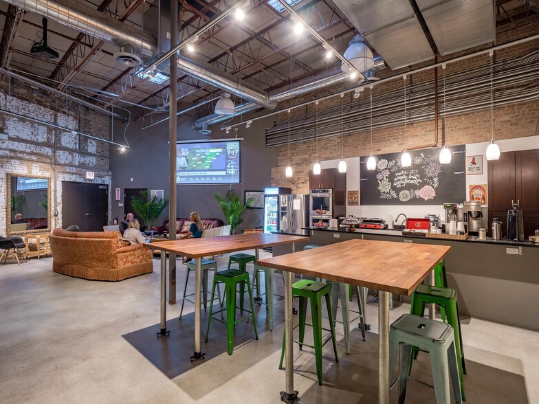 More Photos Of 3033-3035 N Clark St, Chicago Office For Sale