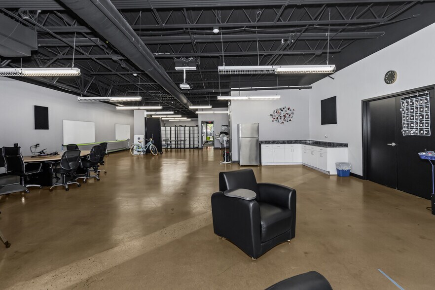 More Photos Of 100 Hillcrest Blvd, Schaumburg Office For Lease
