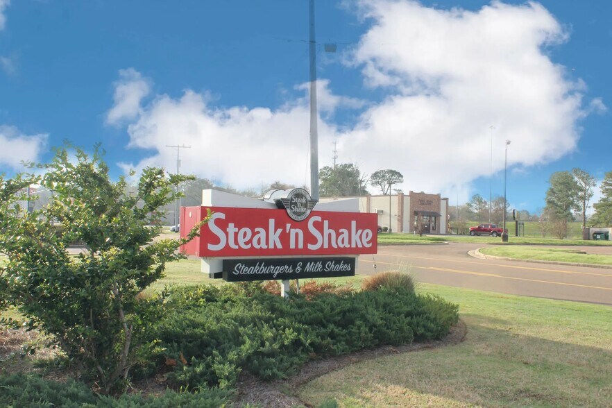 More Photos Of 300 Riverwind Dr, Pearl Restaurant For Sale