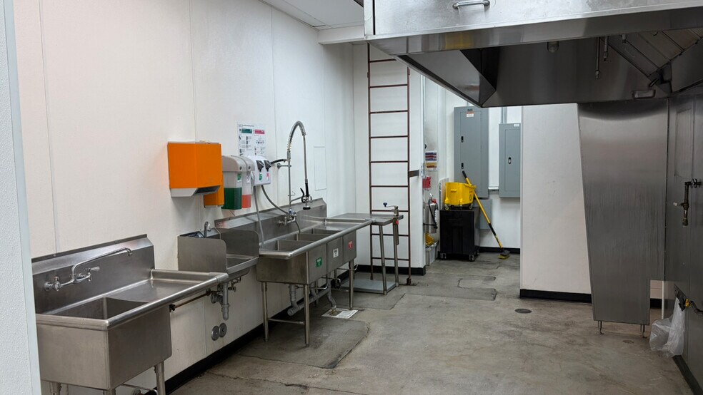 More Photos Of 8460 W Sunset Rd, Las Vegas Unknown For Lease