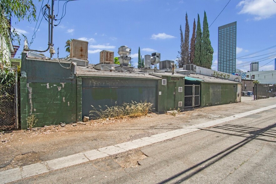 More Photos Of 10820 Ventura Blvd, Studio City Restaurant For Sale