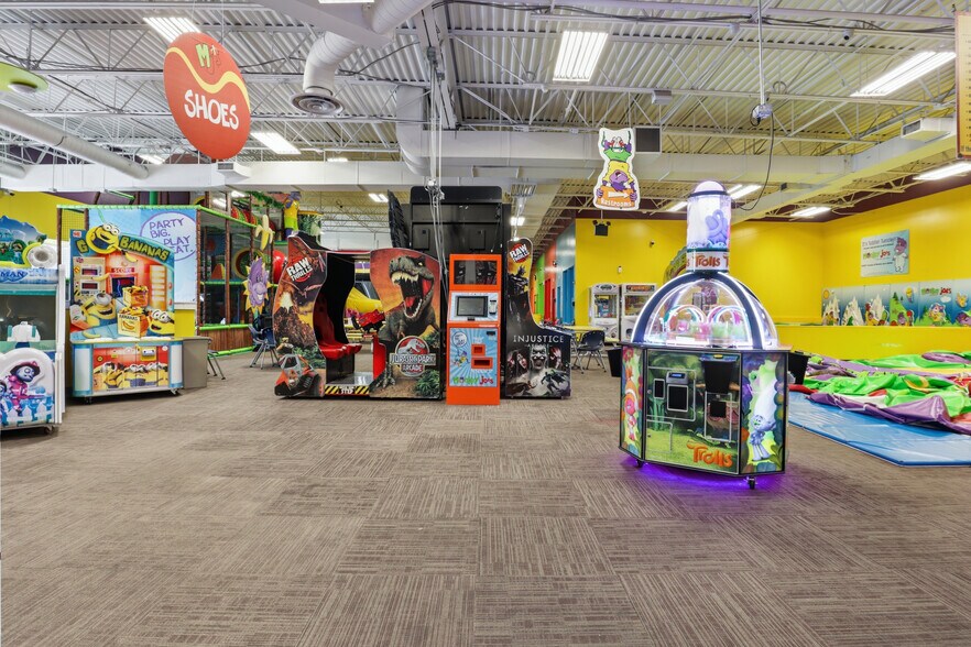 More Photos Of 23520 Overland Dr, Sterling Unknown For Lease