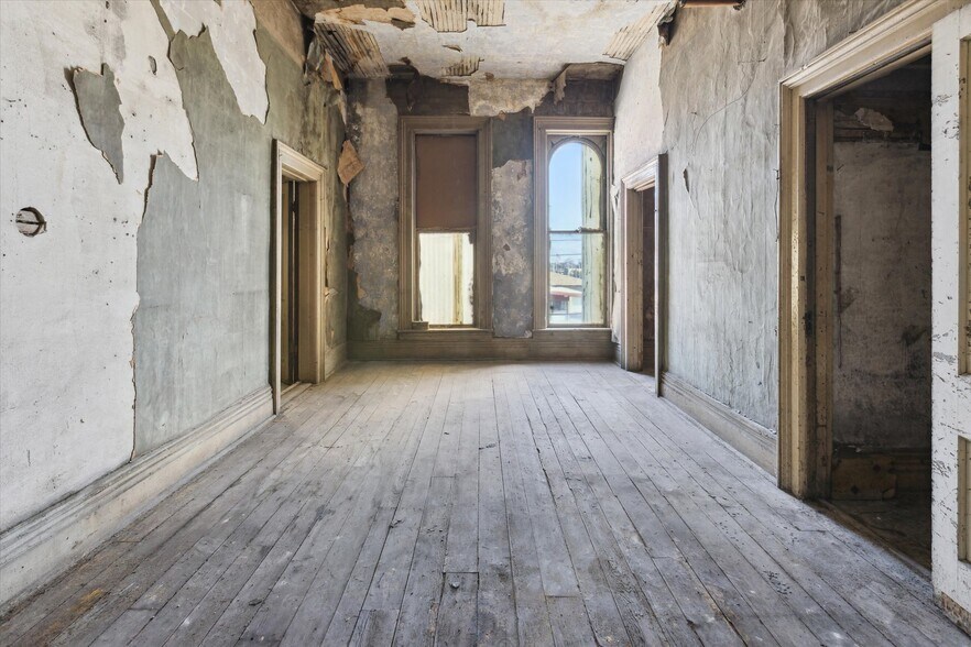 More Photos Of 1017 Washington Ave, Bay City Storefront Retail Residential For Sale