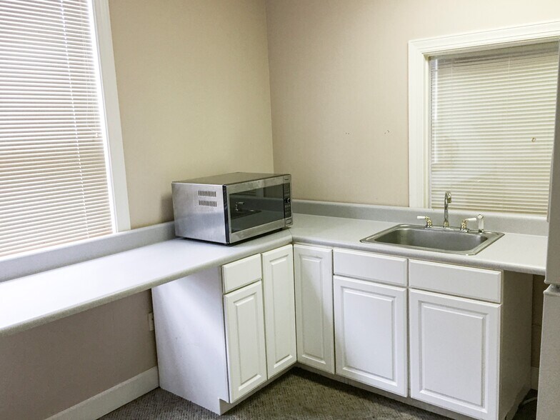 More Photos Of 2600 Apalachee Pky, Tallahassee Office For Lease