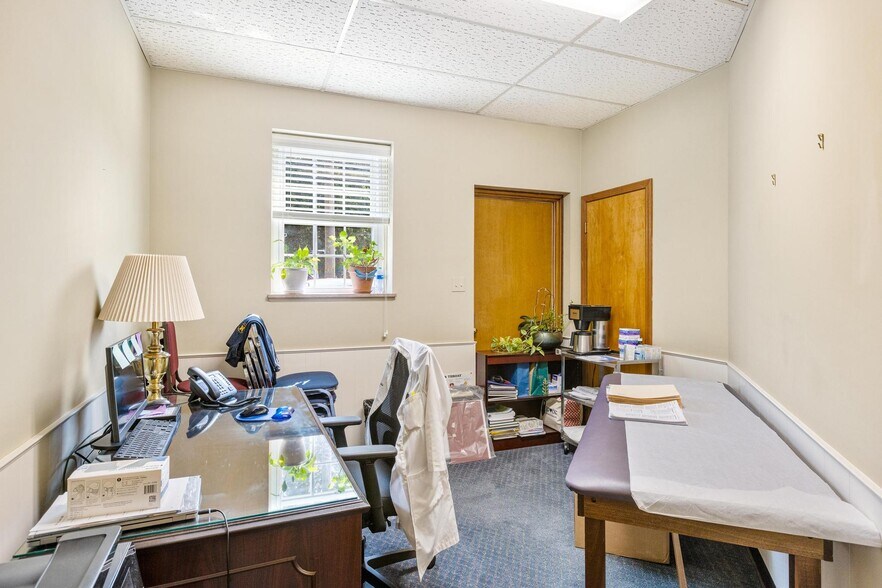 More Photos Of 17770 Mack Ave, Grosse Pointe Medical For Lease