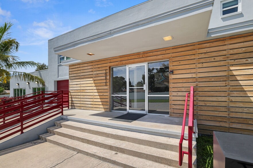 More Photos Of 10830 Navajo Dr, Saint Petersburg Showroom For Sale