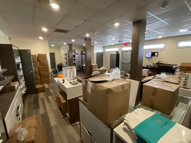 More Photos Of 107 W Delaware, Decatur Freestanding For Sale