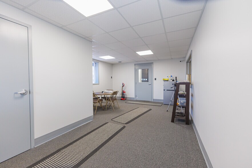 More Photos Of 5513 N Oxford St, Indianapolis Showroom For Lease