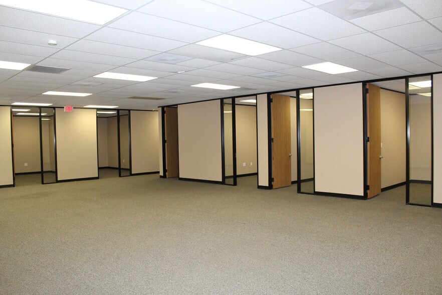 More Photos Of 500 Century Plaza Dr, Houston Light Distribution For Lease