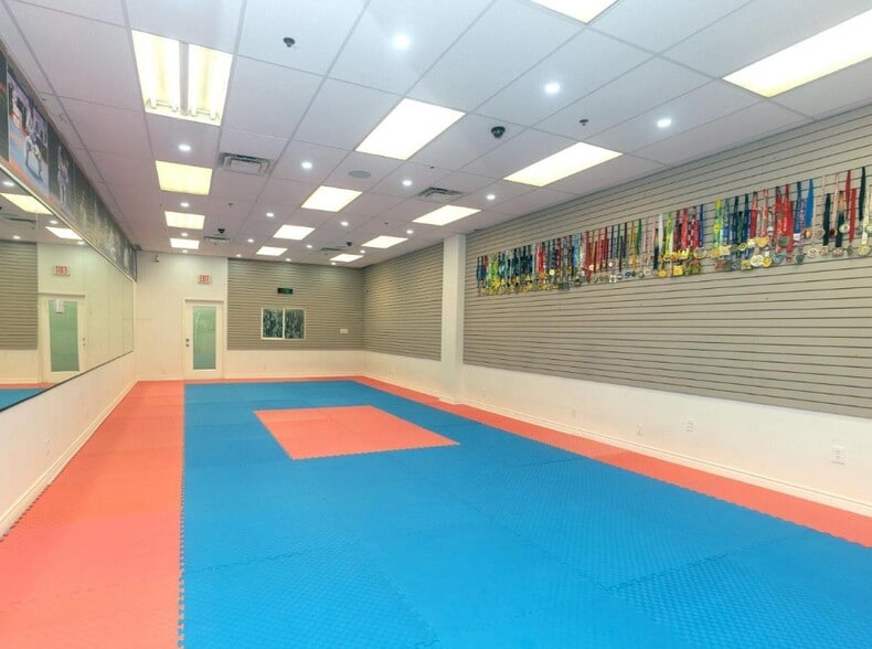 More Photos Of 3045 Southcreek rd, Mississauga Auto Dealership For Sale