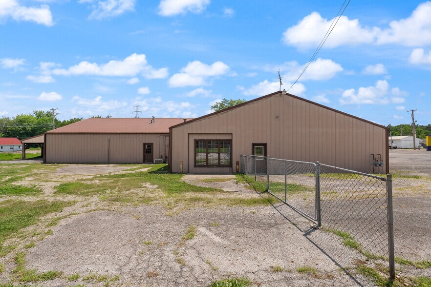 More Photos Of 756 Lakeshore Dr, Scottsburg Flex For Sale